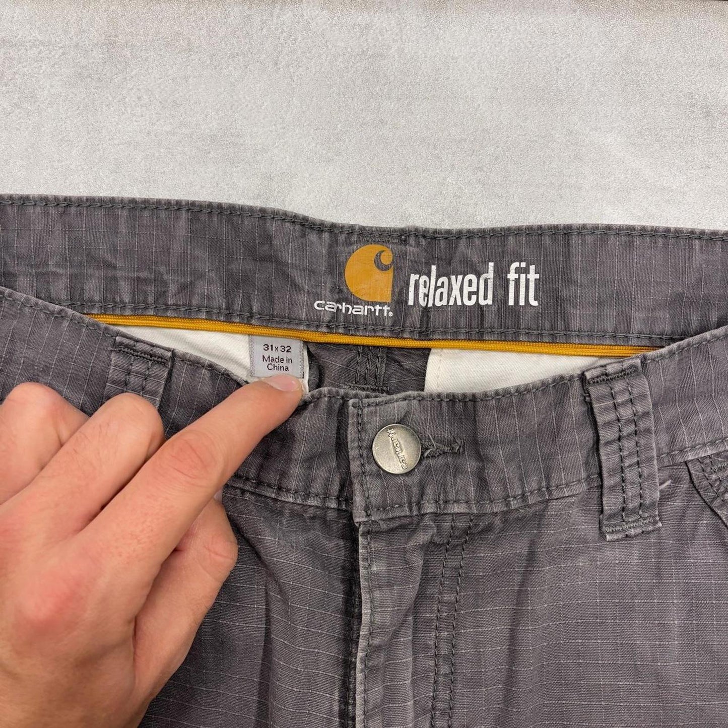 Grey Carhartt cargo pants W31L32 relaxed 90s style skater loose leg cargos patch logo