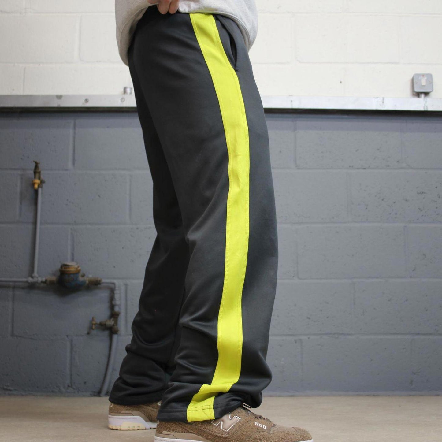 Nike Therma Fit Trackies Small Grey y2k 00s style loose leg joggers embroidered logo