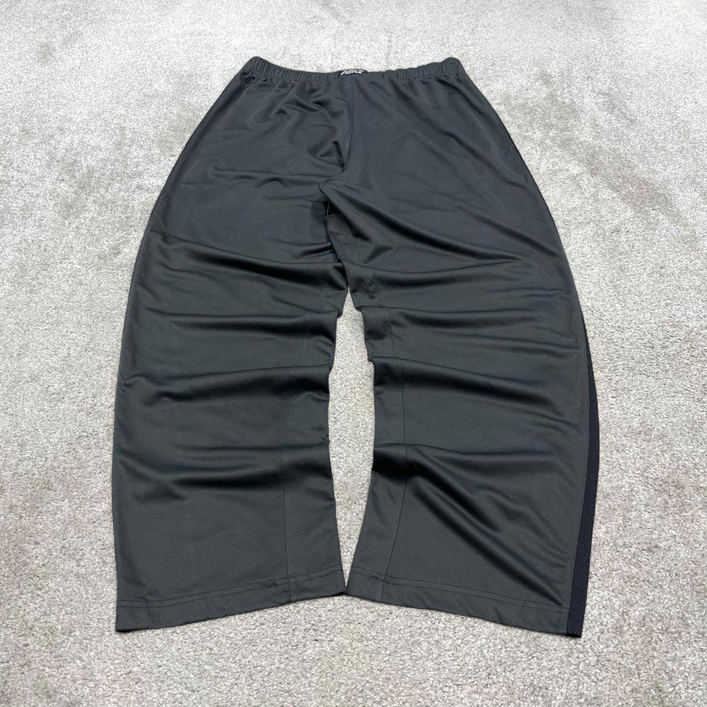 Grey baggy Nike trackies L loose y2k style joggers embroidered Swoosh logo track pants side stripes