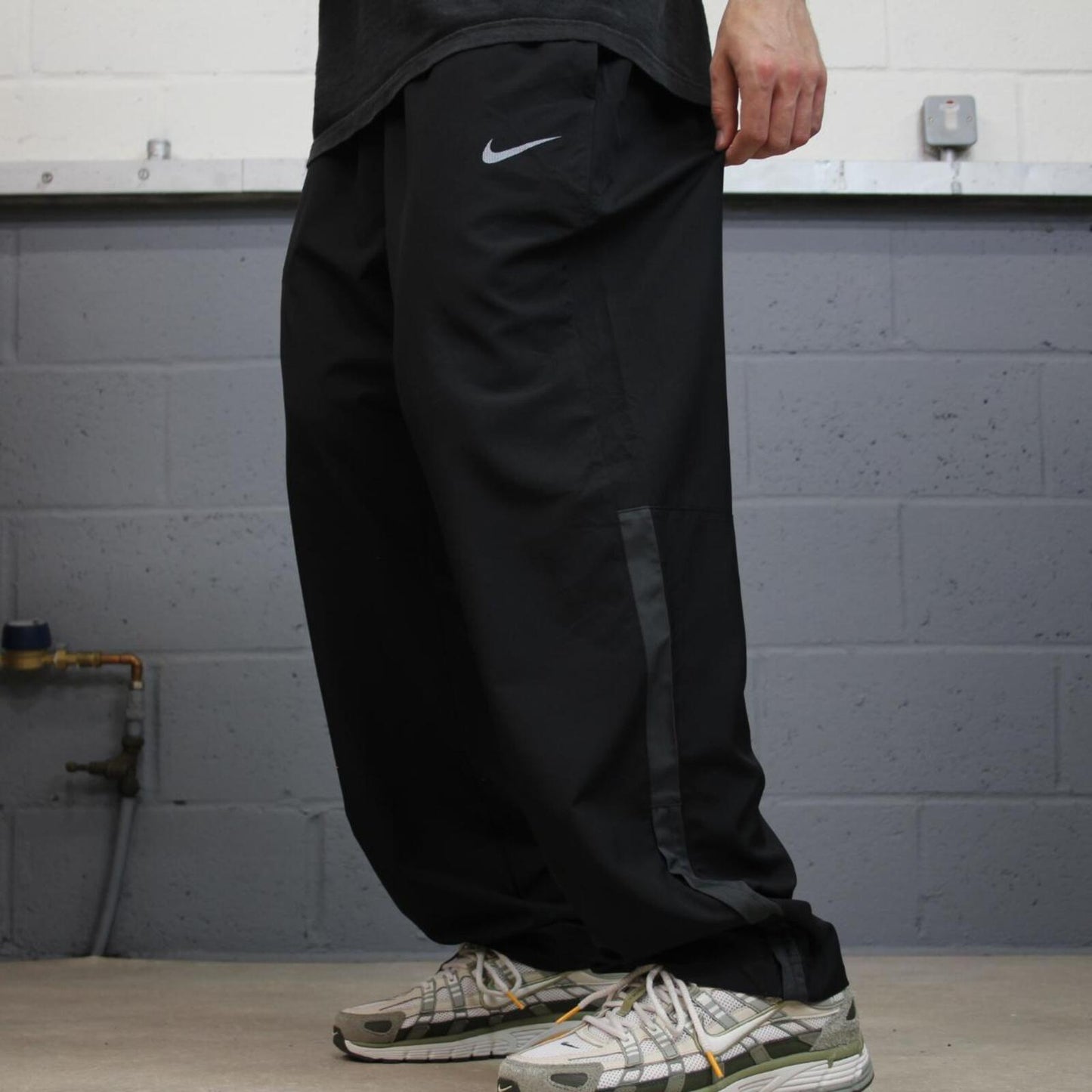Y2K baggy Nike tracksuit bottoms black Loose floaty unlined swoosh logo track pants