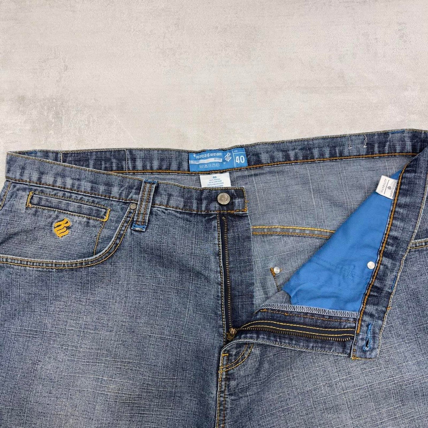 Baggy Rocawear skate jorts W40 long wide leg 90s style skater shorts embroidered design