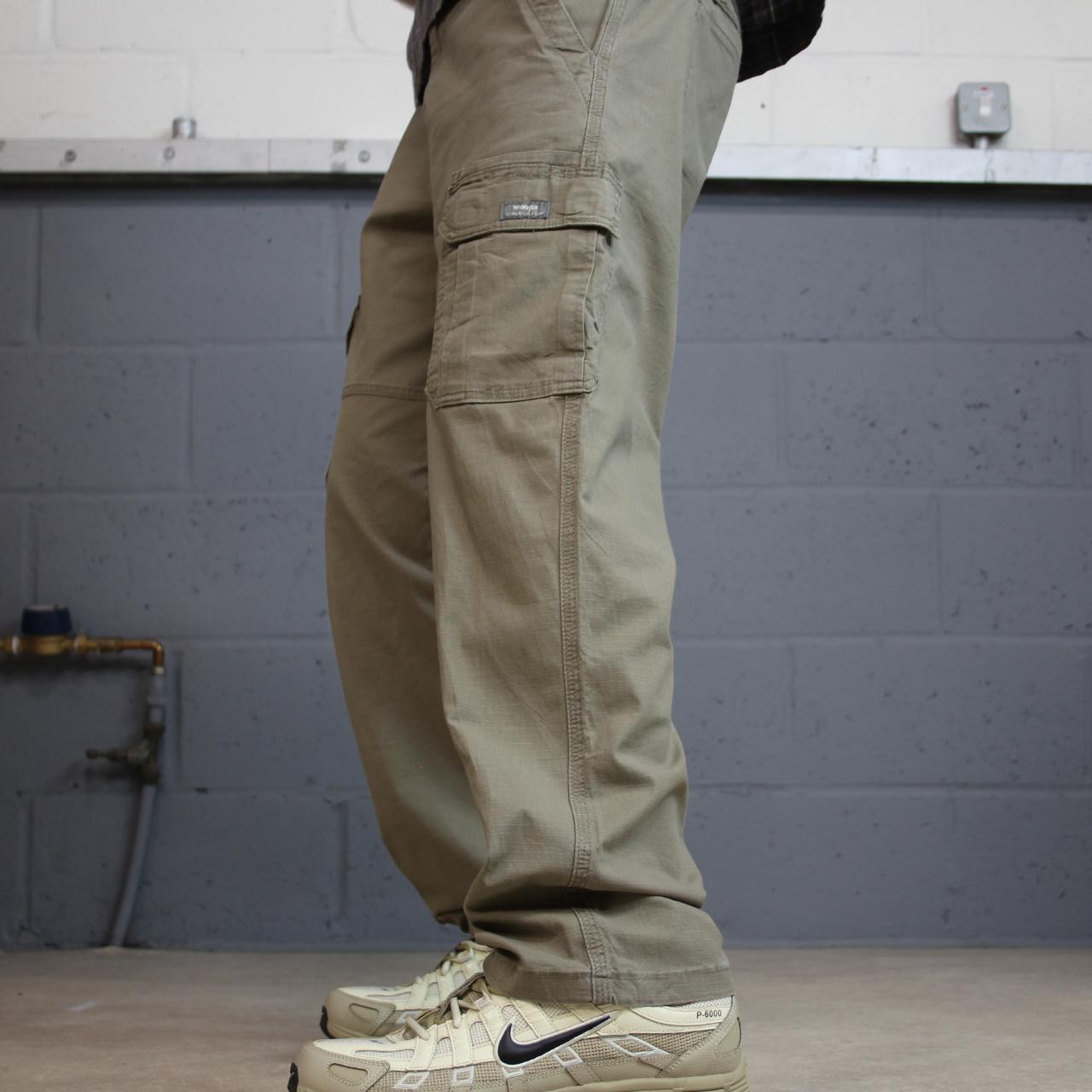 Wrangler cargo pants y2k khaki W32L30 Straight leg relaxed skater work pants