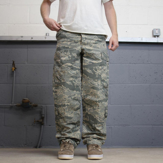 US Air Force cargo pants W30L36 baggy green digital camouflage trousers double knee utility