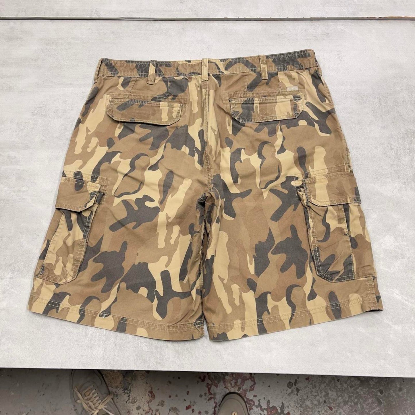 Baggy camo IZOD cargo shorts W38