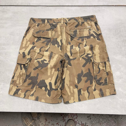 Baggy camo IZOD cargo shorts W38