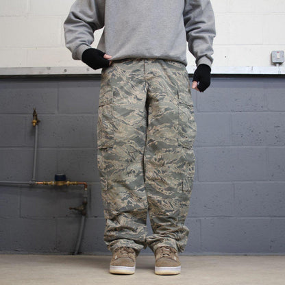 US Air Force Camo cargo pants W32L32 khaki camouflage y2k style cargo trousers