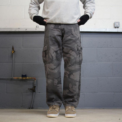 Camo Wrangler cargo pants W30L30 faded grey camouflage straight y2k style cargo trousers