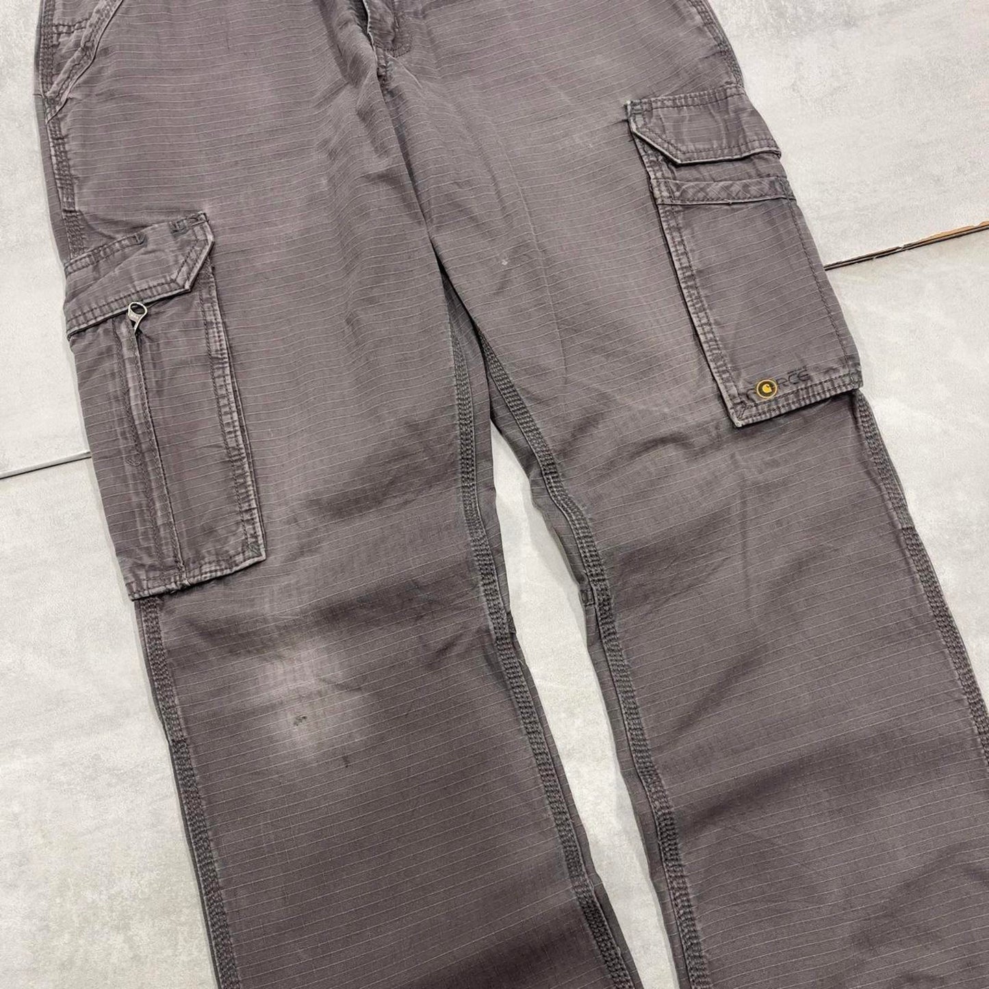 Grey Carhartt cargo pants W31L32 relaxed 90s style skater loose leg cargos patch logo