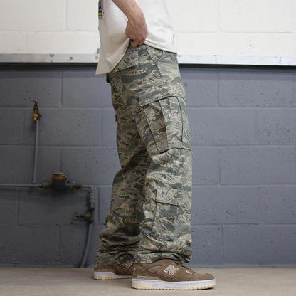 US Air Force cargo pants W30L36 baggy green digital camouflage trousers double knee utility