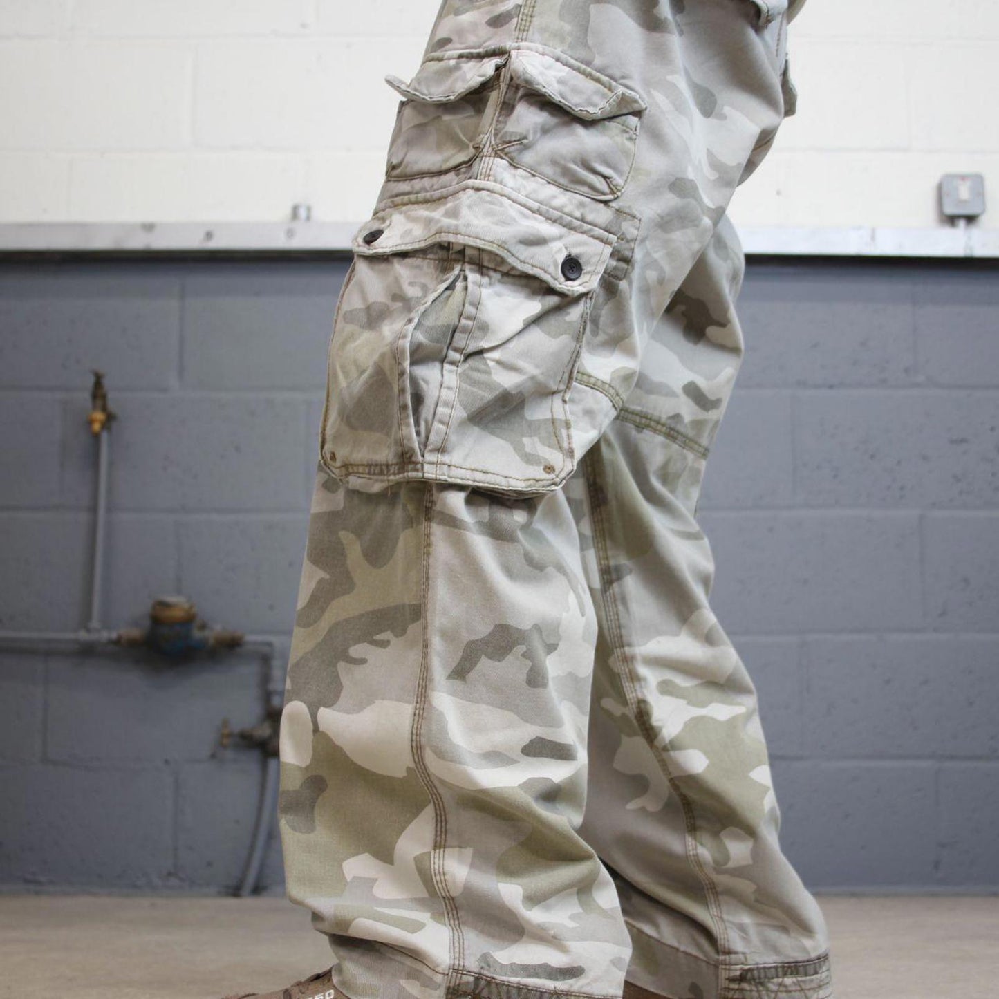 Baggy camo No Boundaries cargo pants W36L28 khaki grey camouflage loose y2k style cargos utility