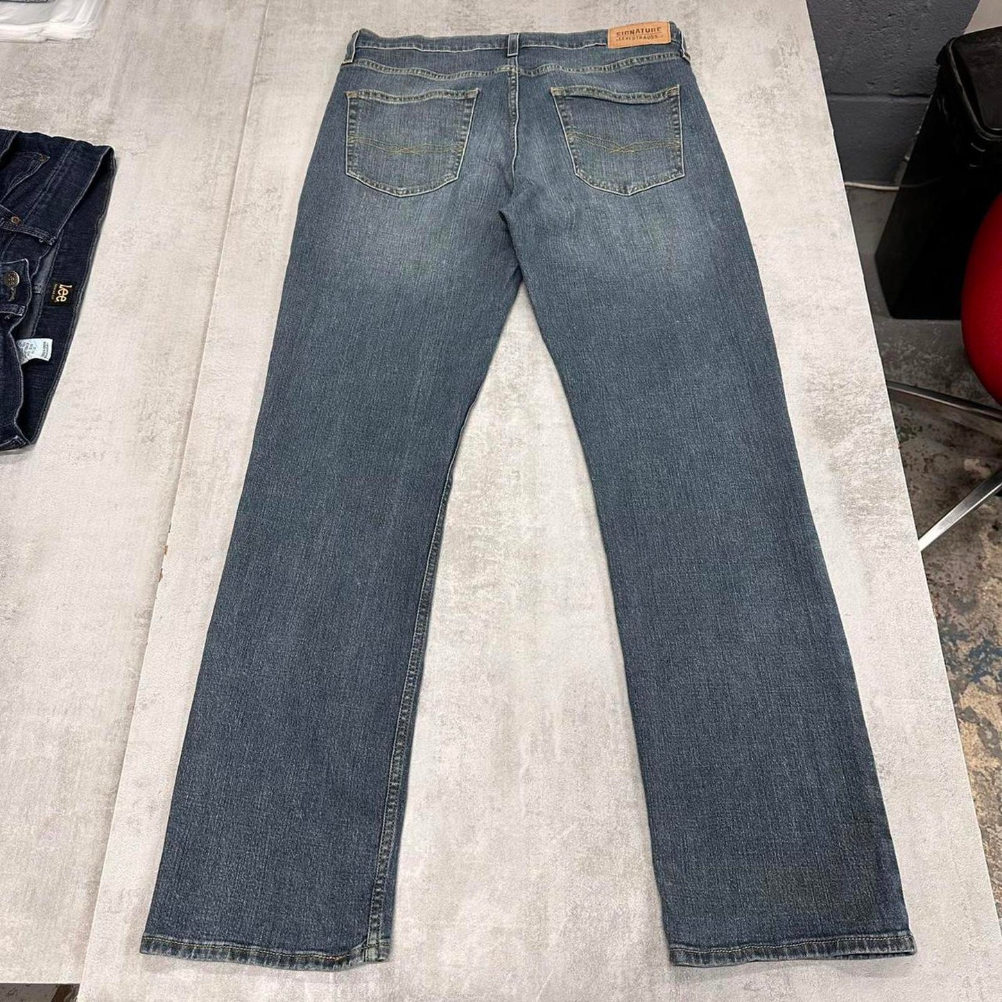 Blue signature Levi's jeans W34L32 denim straight leg jeans