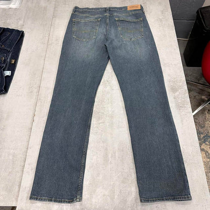 Blue signature Levi's jeans W34L32 denim straight leg jeans