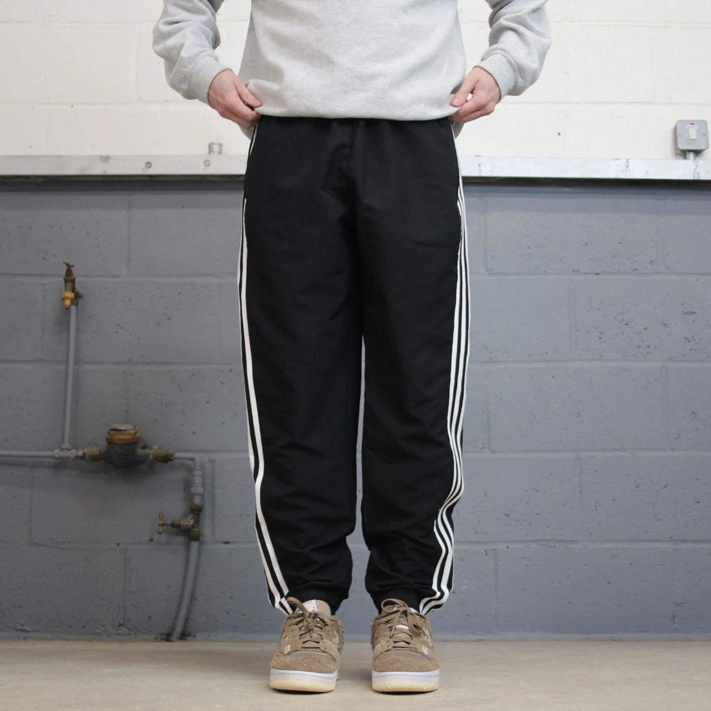 Black Adidas joggers L y2k style sportswear track pants side stripe design