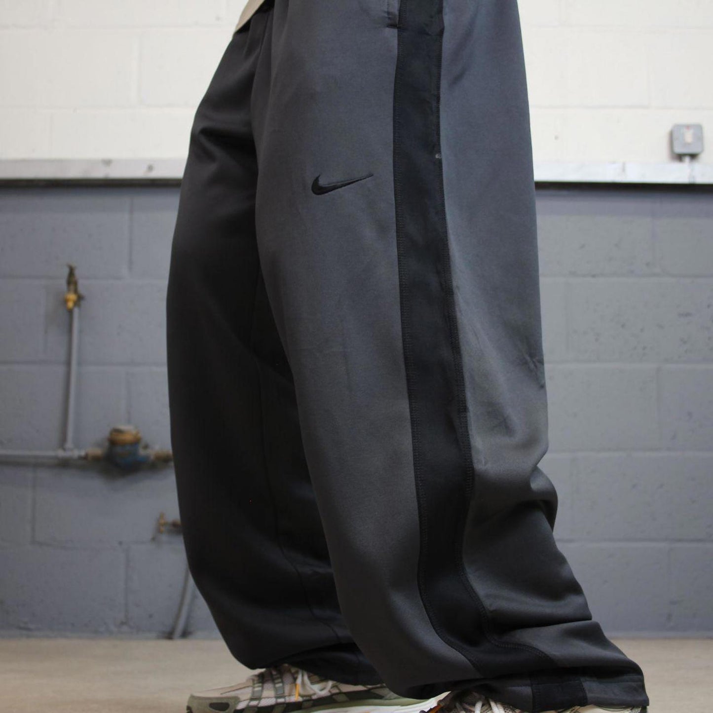Baggy Nike Trackies XL Grey y2k 00s style fleece lined wide leg joggers embroidered logo side stripe