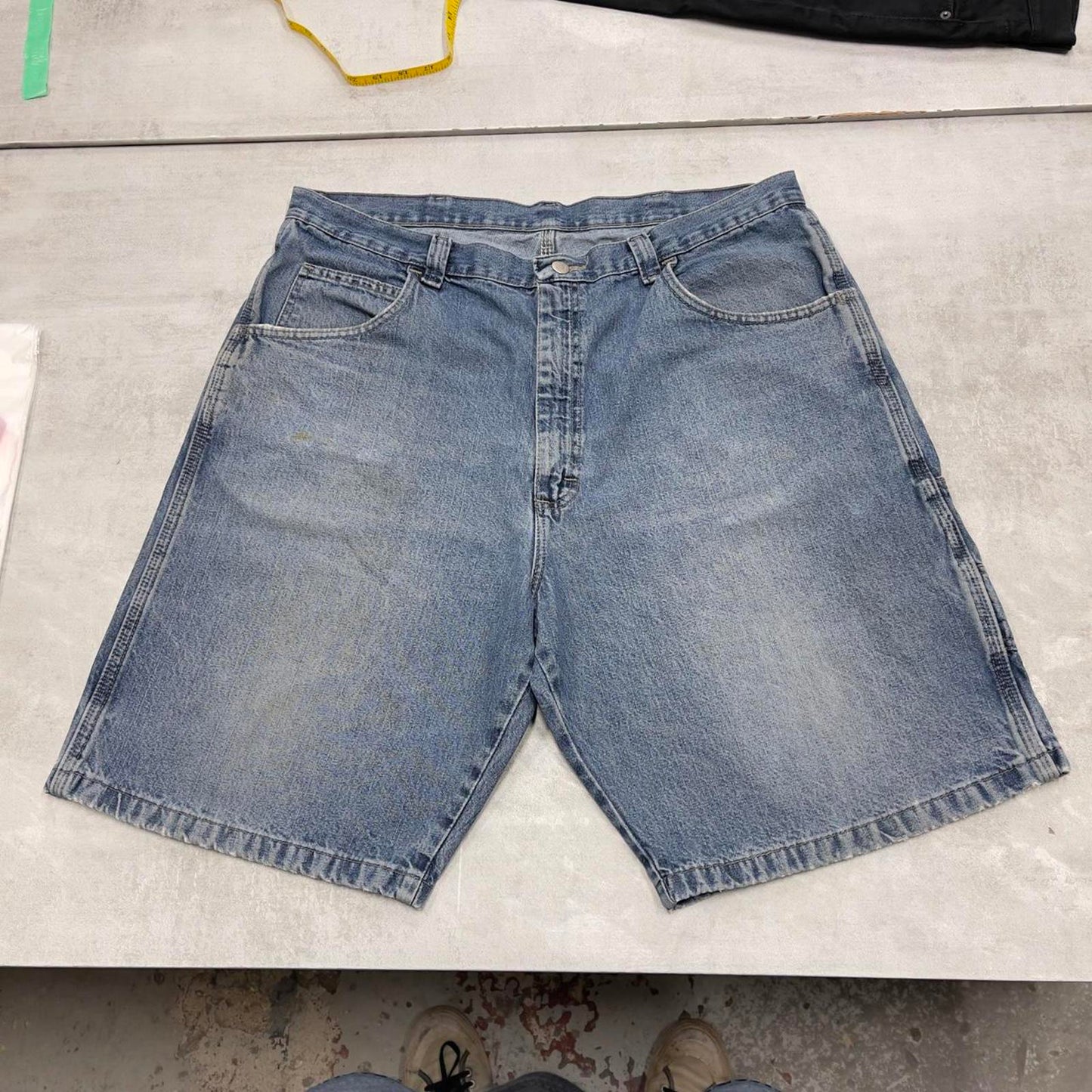 Mens baggy Wrangler carpenter jorts W38