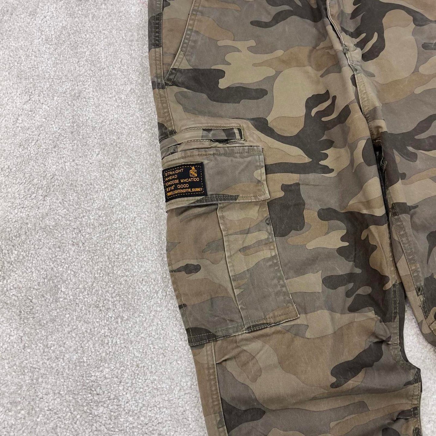 Camo Catch Wave Explore cargo pants W34L25 faded green camouflage loose y2k style carpenter trousers