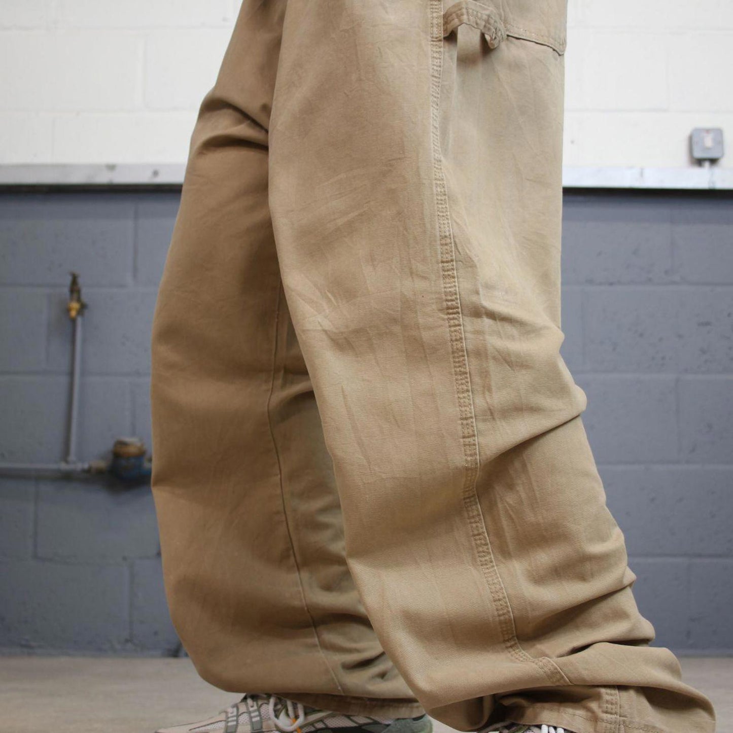 Tan Wrangler carpenter pants W42L32 loose cargo skater style trousers