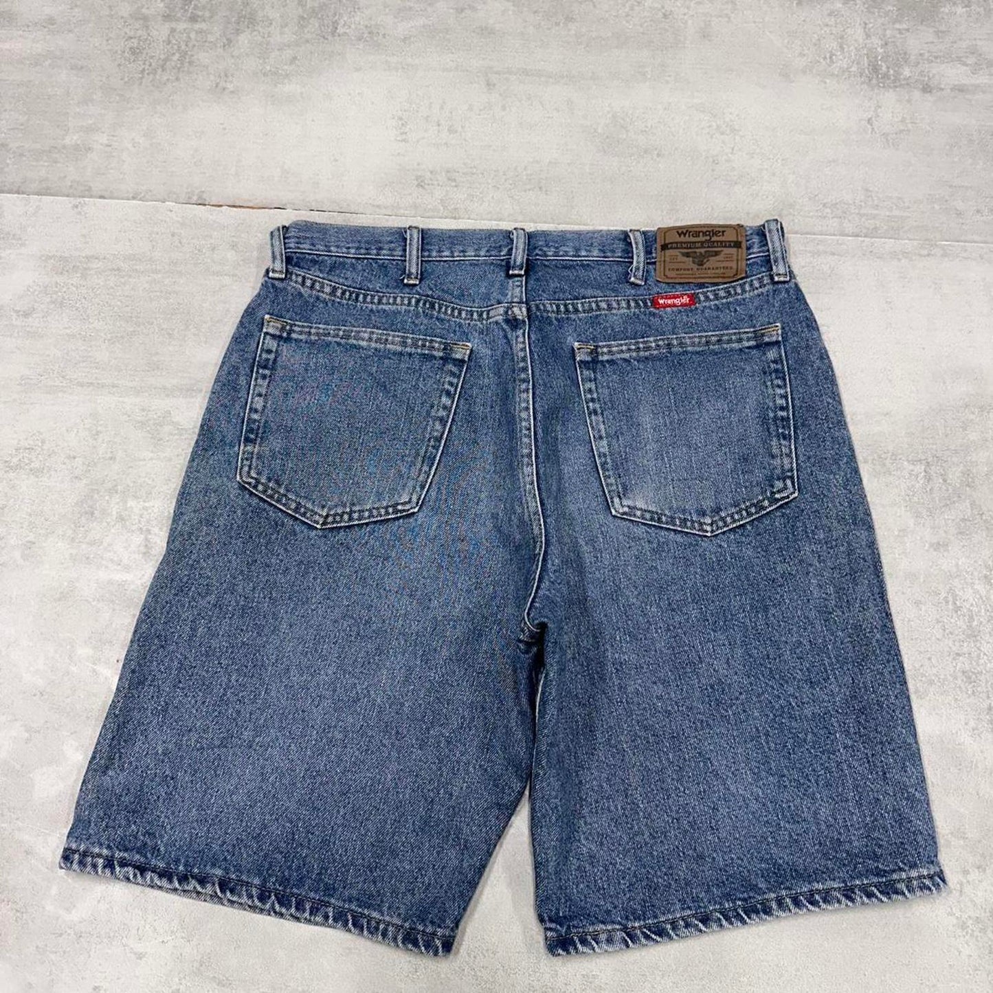 Loose Wrangler jorts W34