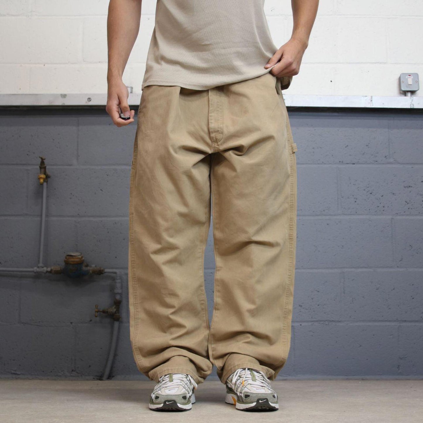 Tan Wrangler carpenter pants W42L32 loose cargo skater style trousers