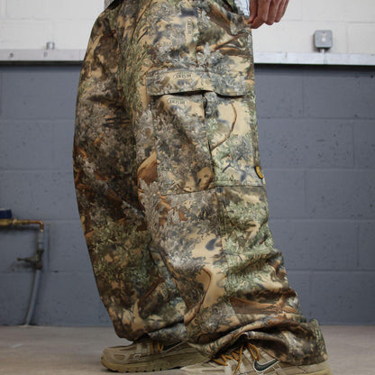 Baggy camo cargo trousers hunting style Y2K khaki camouflage pattern outdoors utility trousers