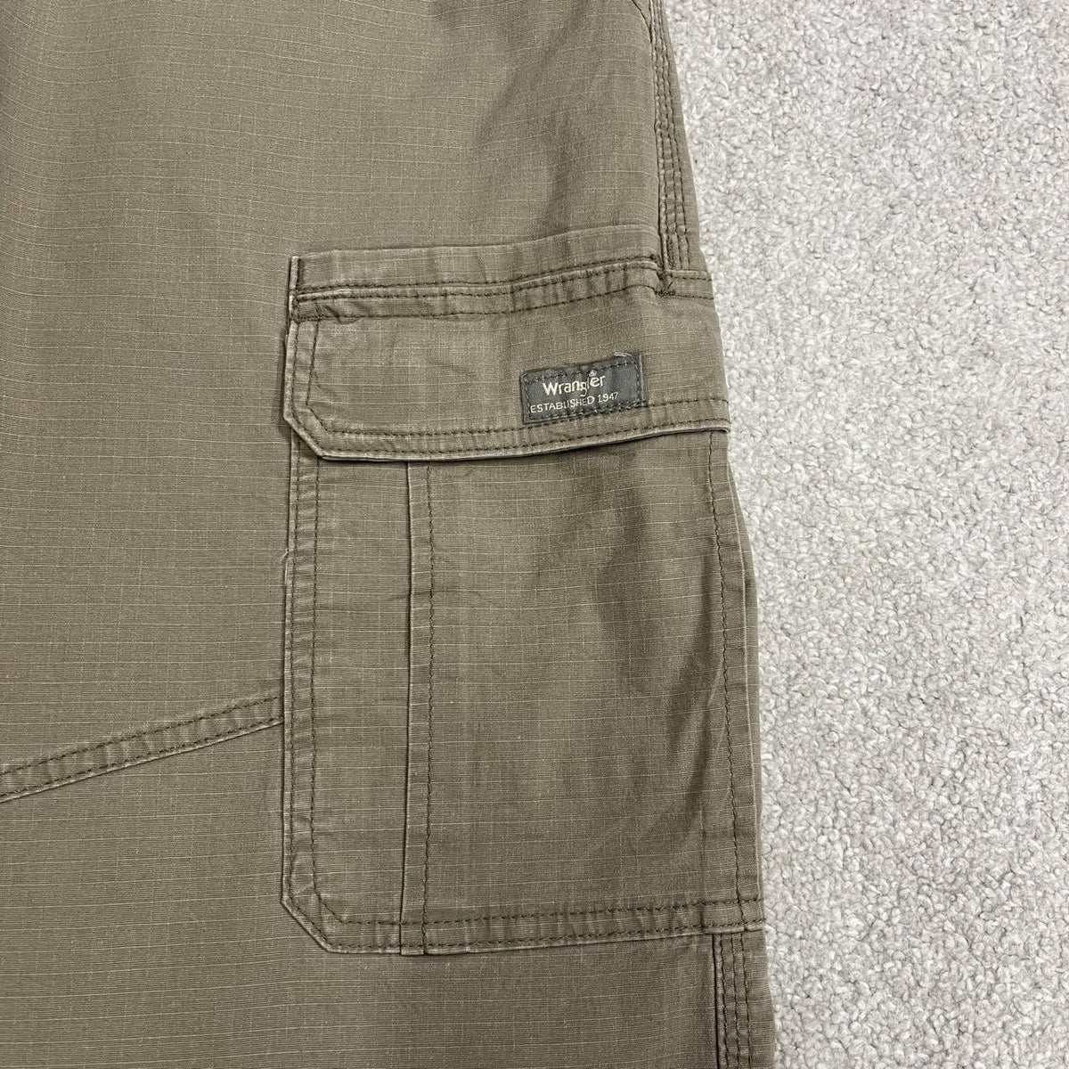 Wrangler cargo pants relaxed fit y2k khaki grey Lightweight straight leg relaxed skater work pants
