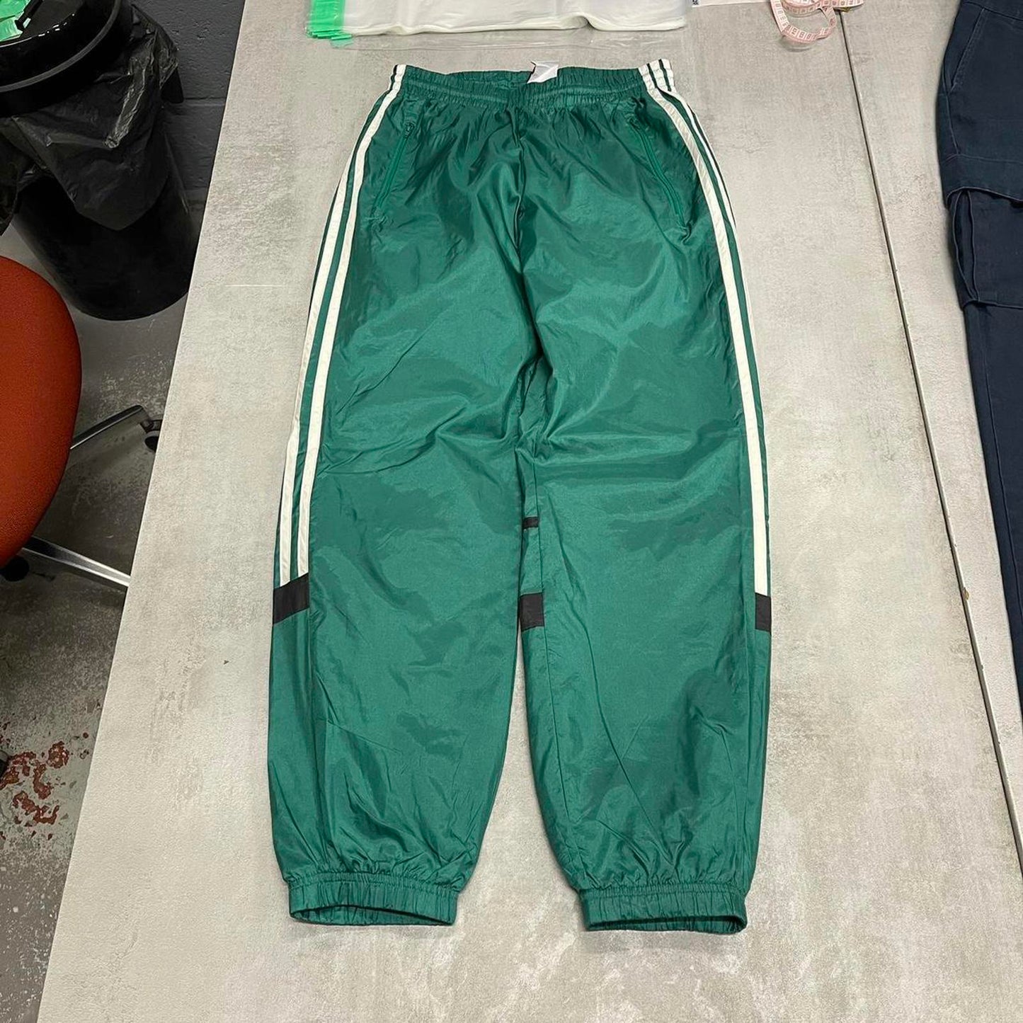 Adidas tracksuit bottoms S green y2k 90s style soft lined side stripe trackies