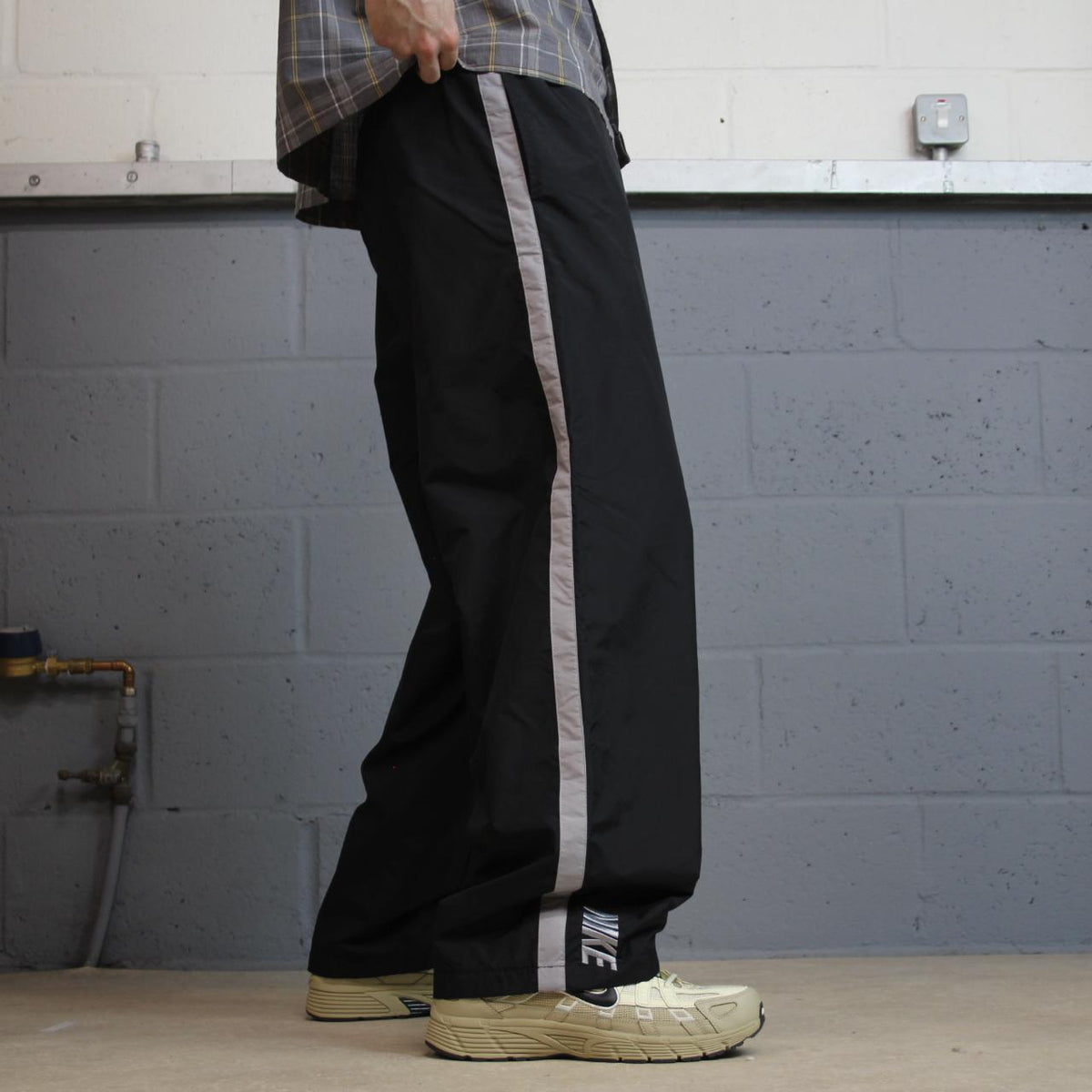 Y2K vintage Nike baggy tracksuit bottoms black M Wide leg track pants embroidered logo
