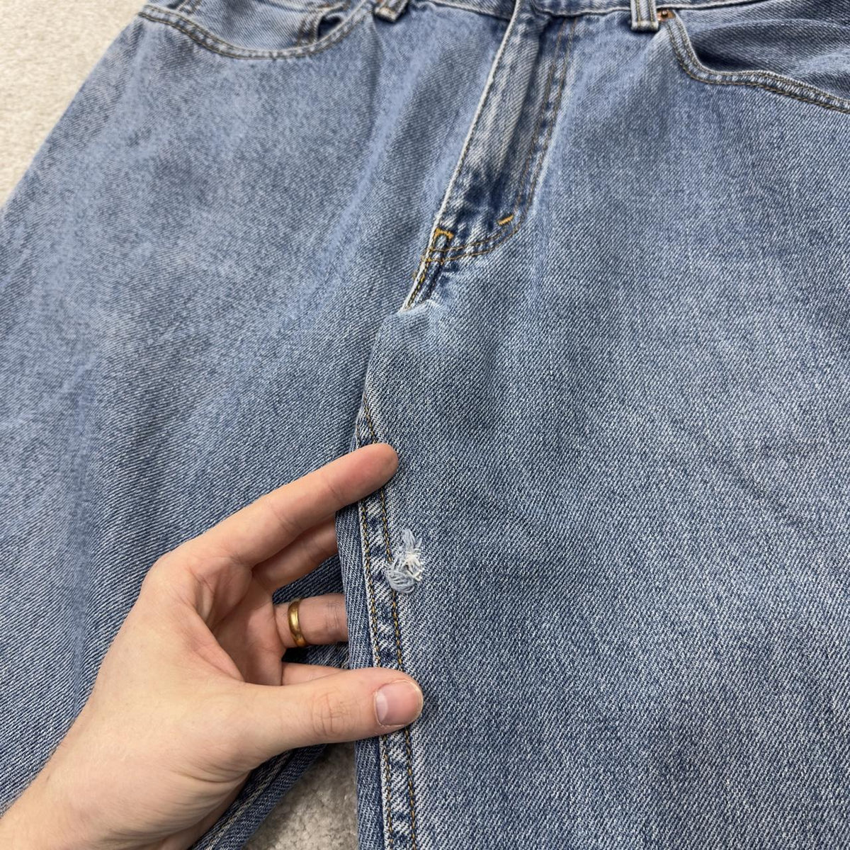 Levi’s 550 jeans Y2K blue relaxed denim Levi’s loose leg 2000s style pants red tab logo