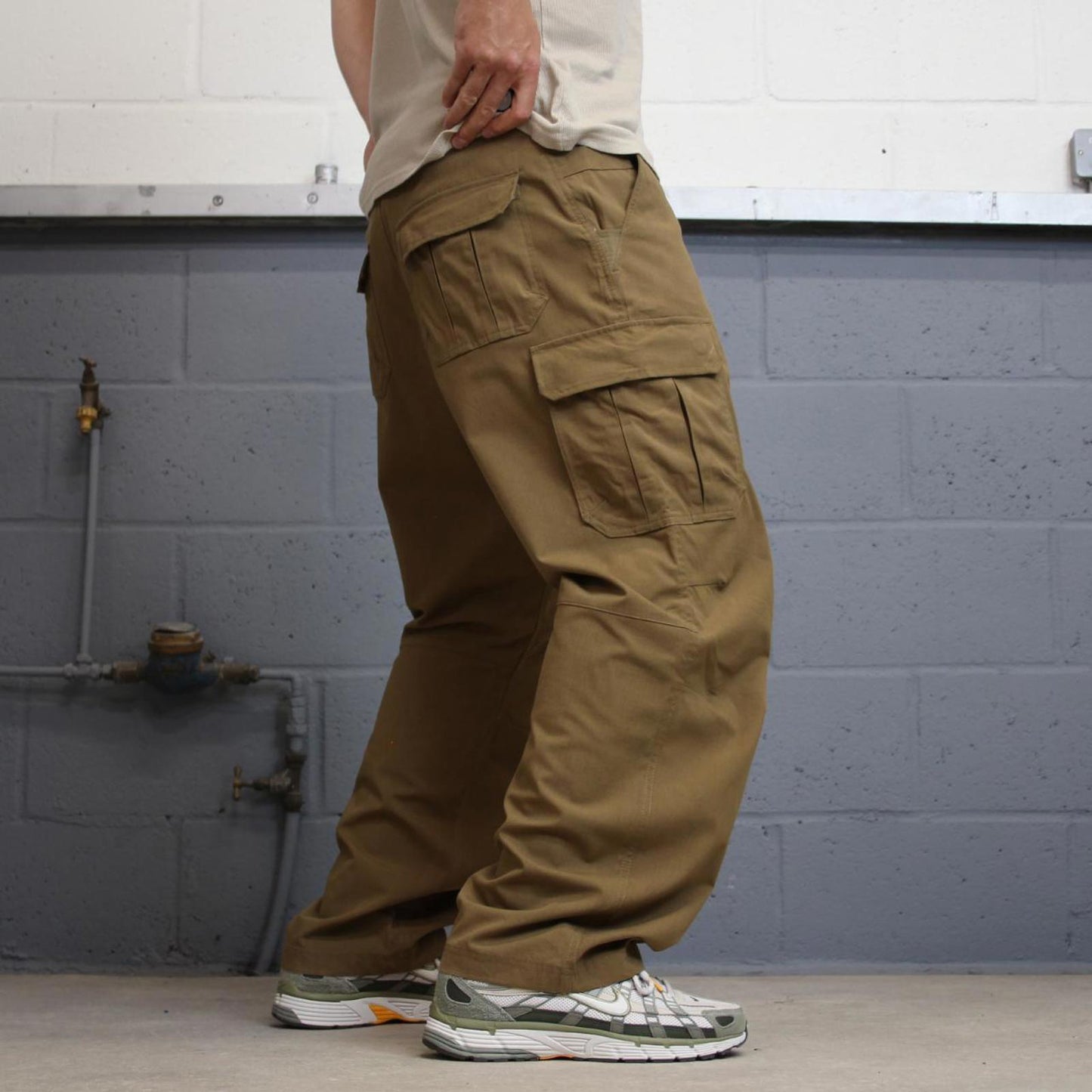 Baggy Under Armour cargo pants W38 L30 Tan loose cargos utility pockets