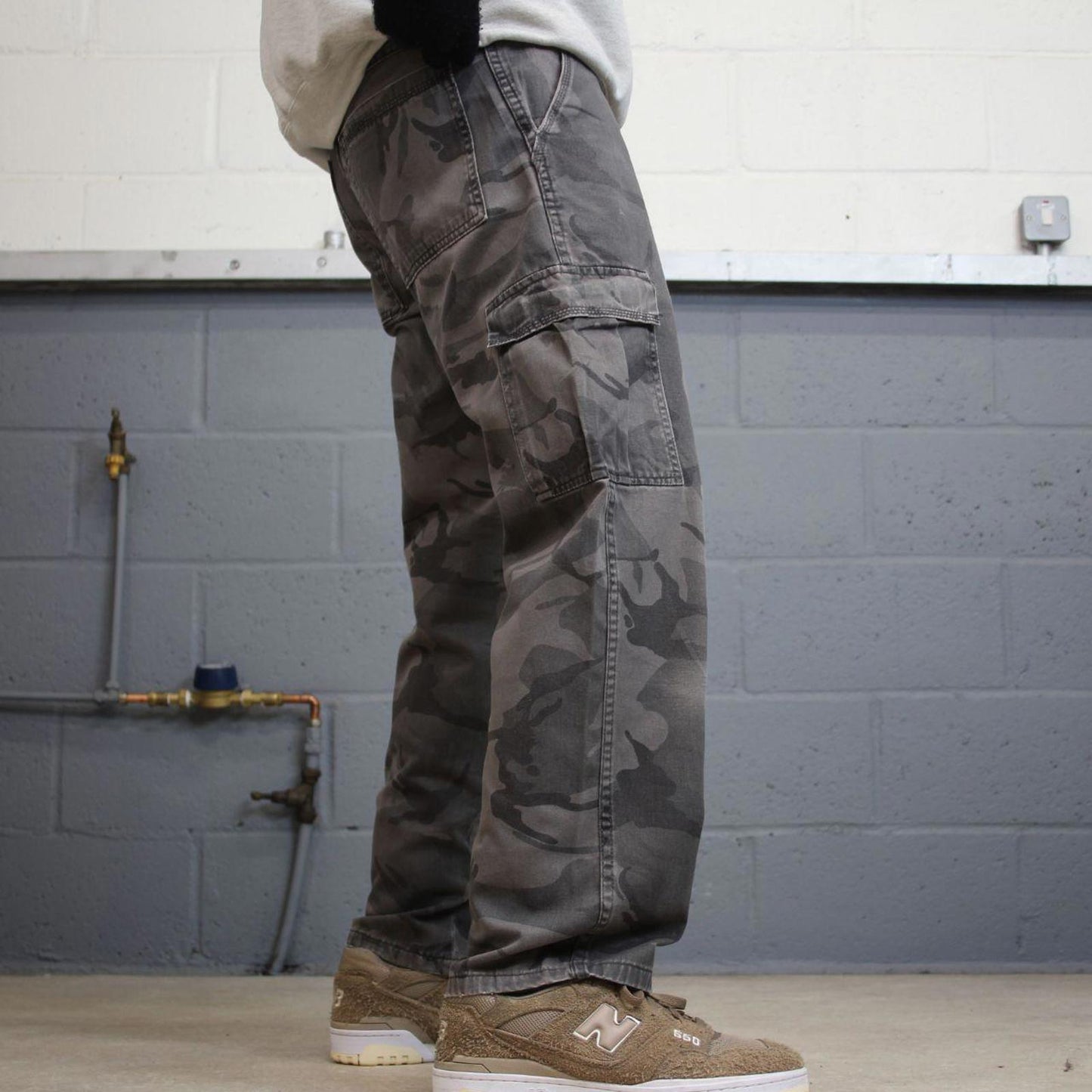 Camo Wrangler cargo pants W30L30 faded grey camouflage straight y2k style cargo trousers