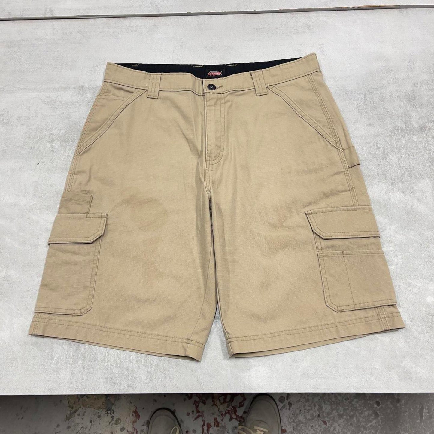 Beige baggy Dickies cargo shorts W32