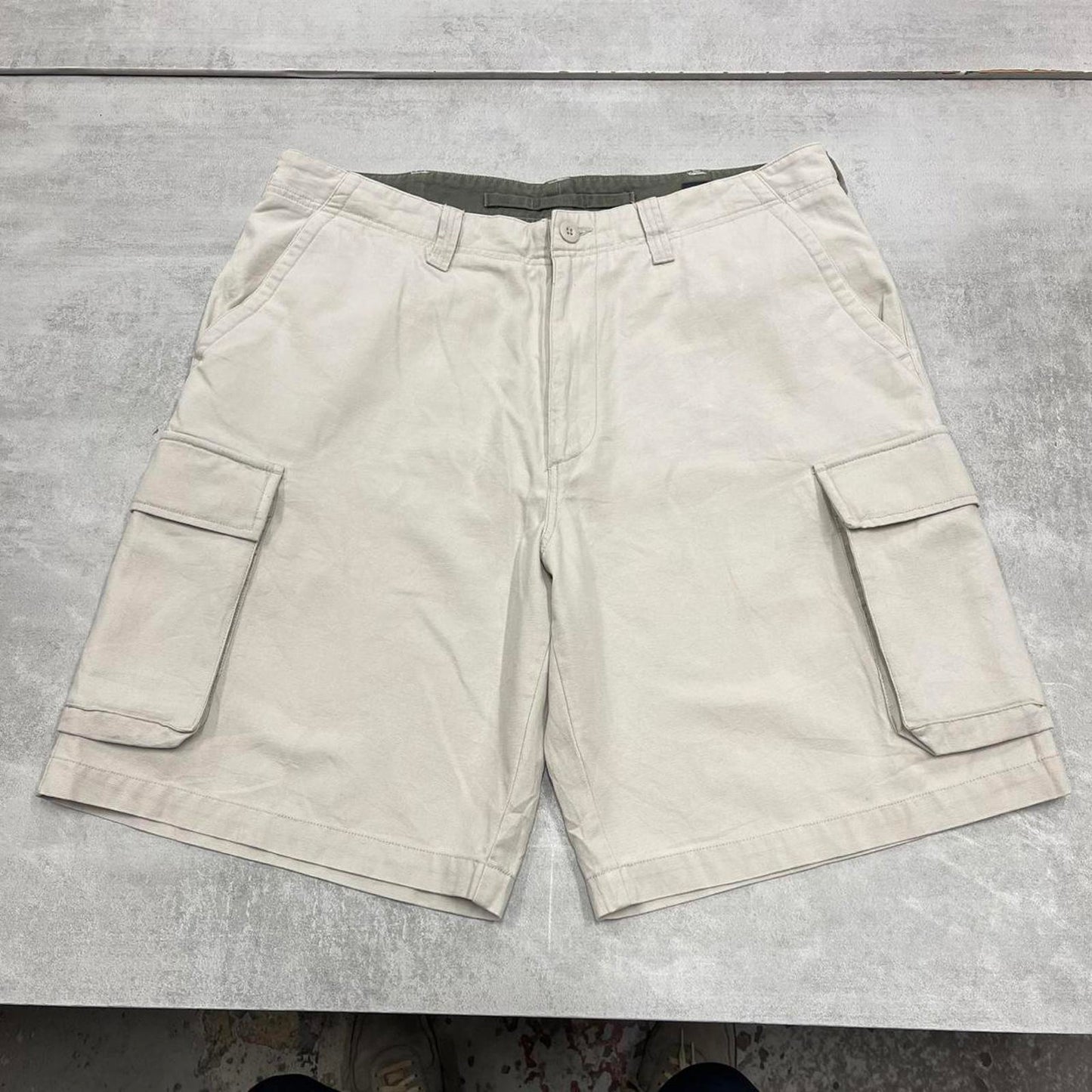 Beige IZOD cargo shorts W36