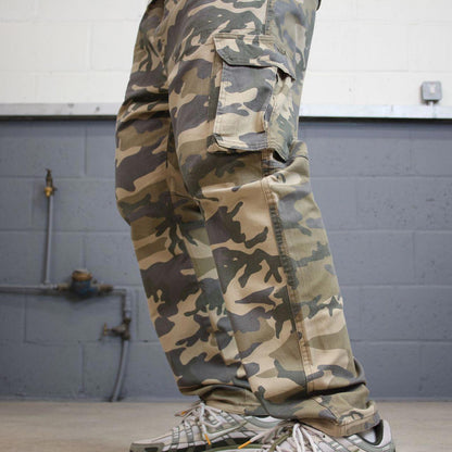 Wrangler camo cargo pants skater workwear W40L30 khaki forest camouflage straight y2k style trousers