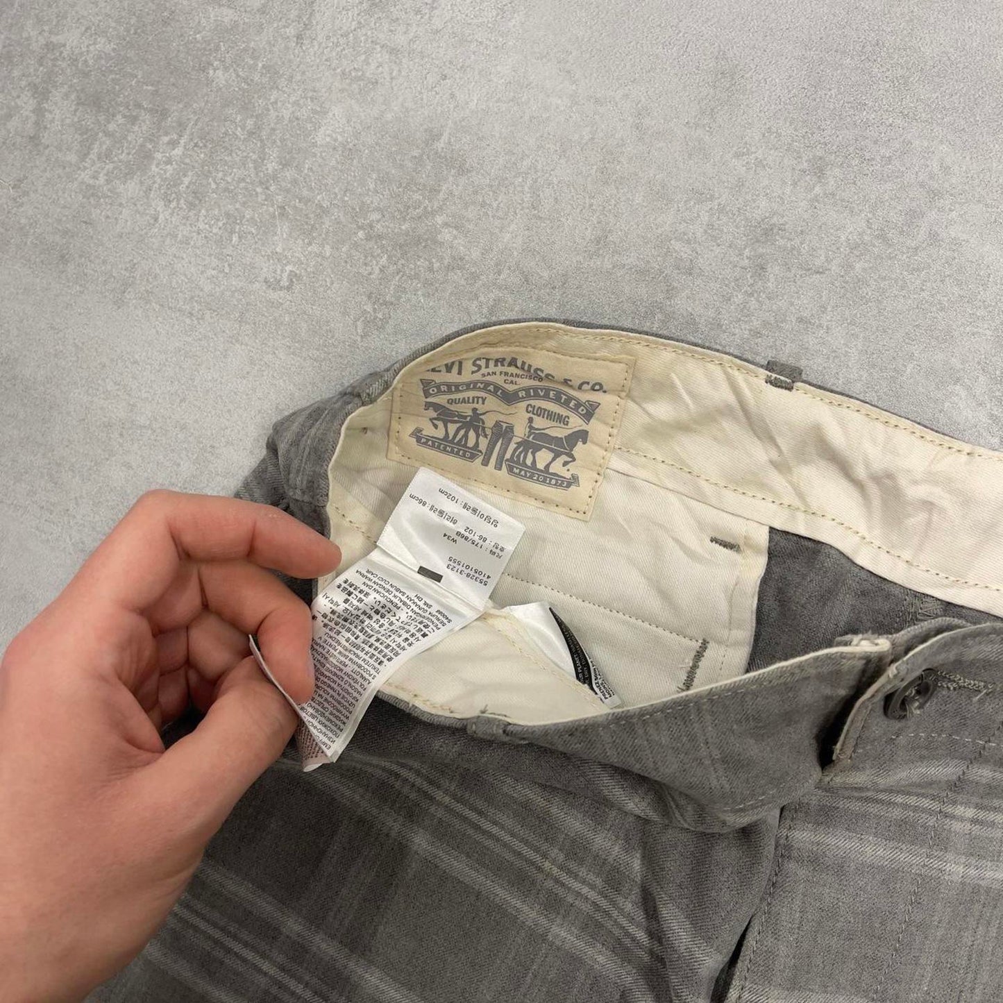 Grey checkered Levi's shorts W34