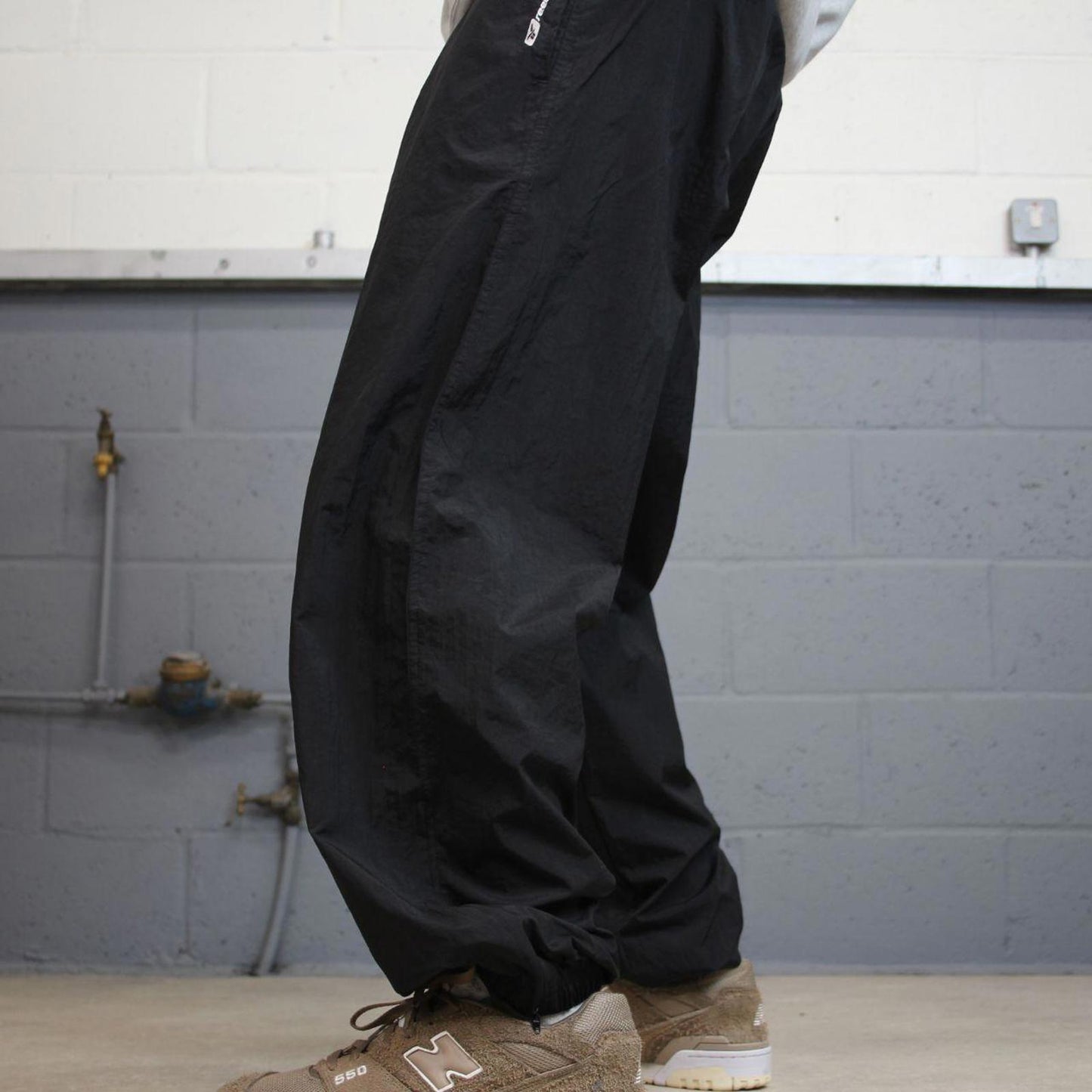 Black Reebok trackies L Loose y2k shell suit sportswear tracksuit bottoms ankle zips cuffed legs