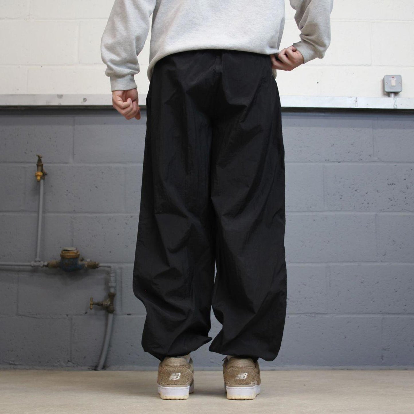 Black Reebok trackies L Loose y2k shell suit sportswear tracksuit bottoms ankle zips cuffed legs