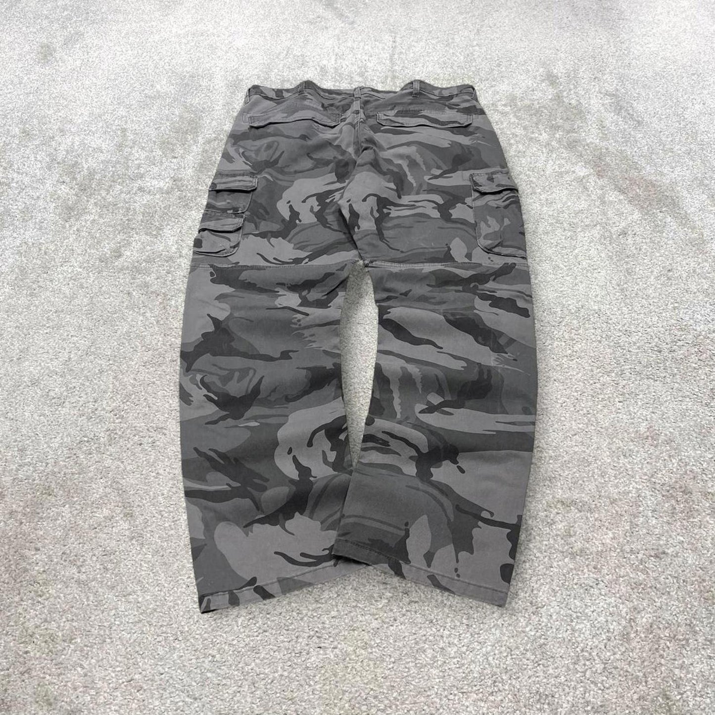 Y2K Wrangler camo cargo pants grey Straight leg regular taper camouflage utility trousers