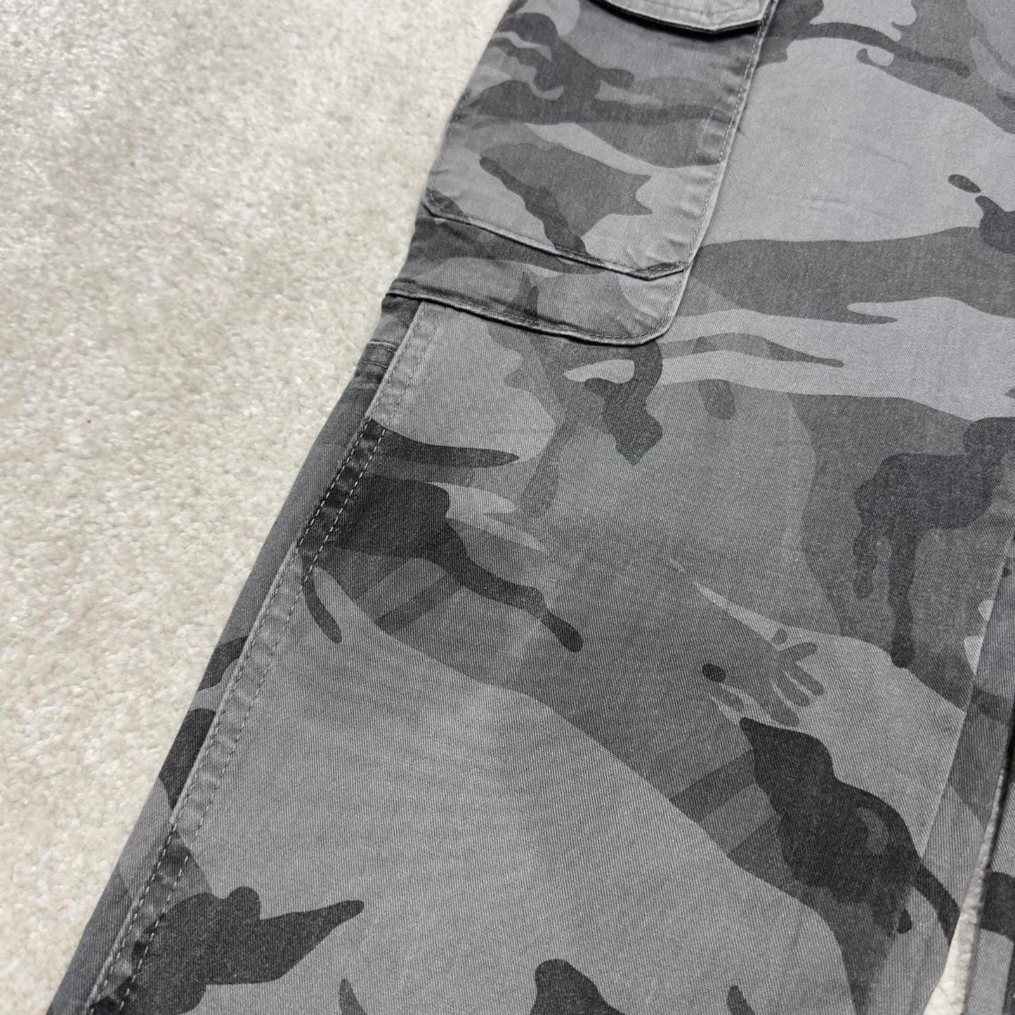 Camo Wrangler cargo pants W34L30 faded grey camouflage straight y2k style cargo trousers