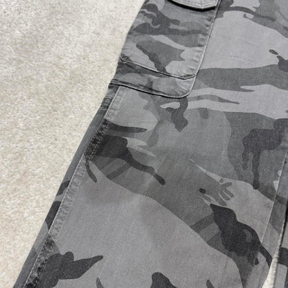 Camo Wrangler cargo pants W34L30 faded grey camouflage straight y2k style cargo trousers