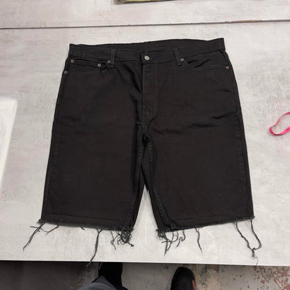Black Levi’s jorts W40