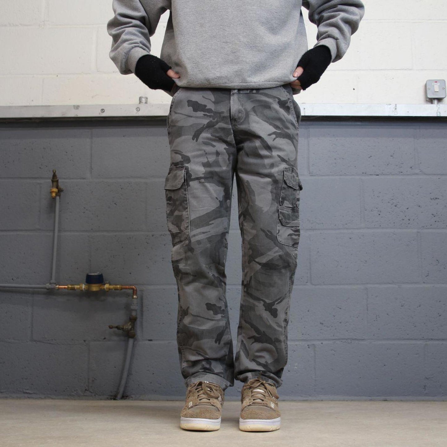 Camo Wrangler cargo pants W34L30 faded grey camouflage straight y2k style cargo trousers