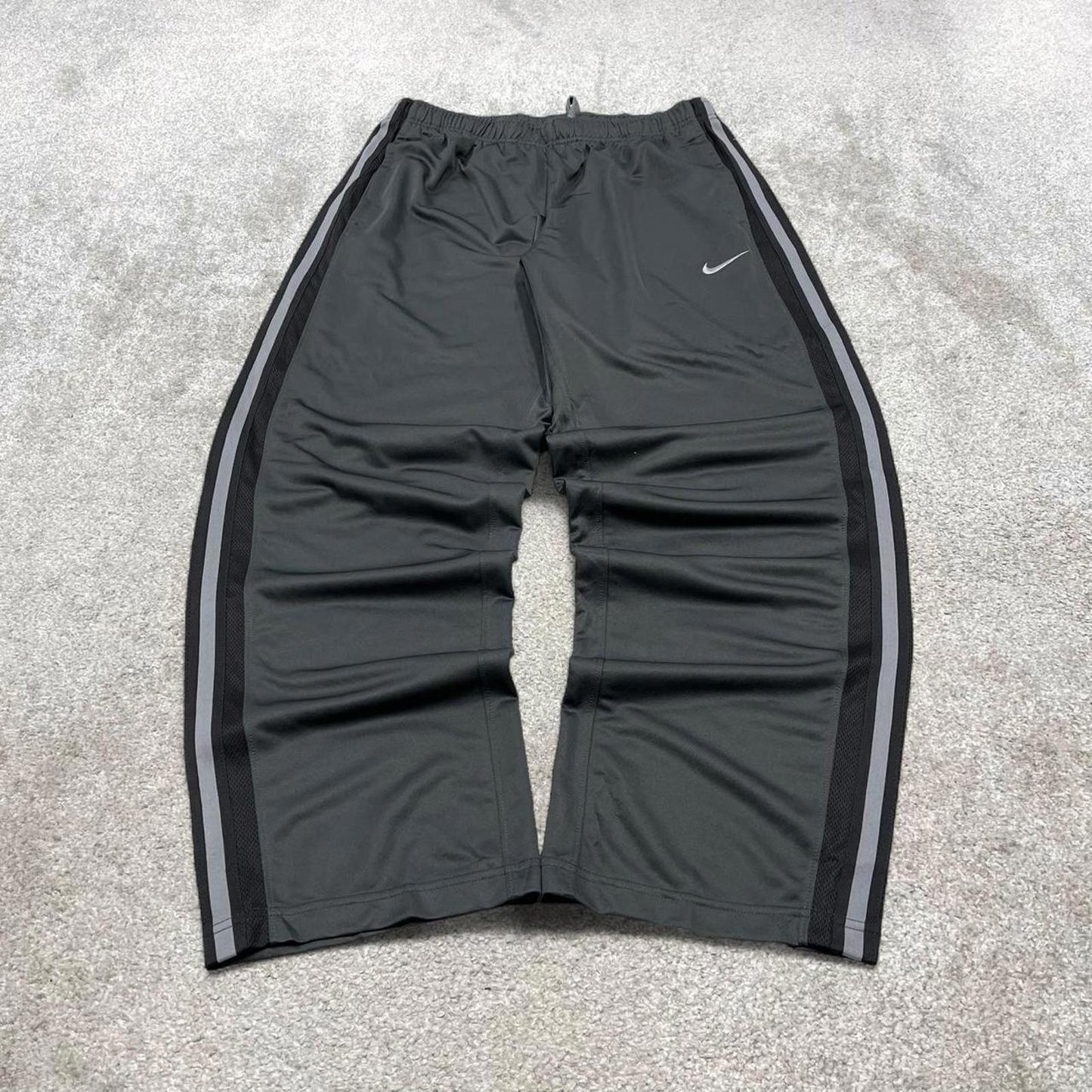 00s baggy Nike tracksuit bottoms grey Large loose y2k style sportswear track pants gym wear trackies