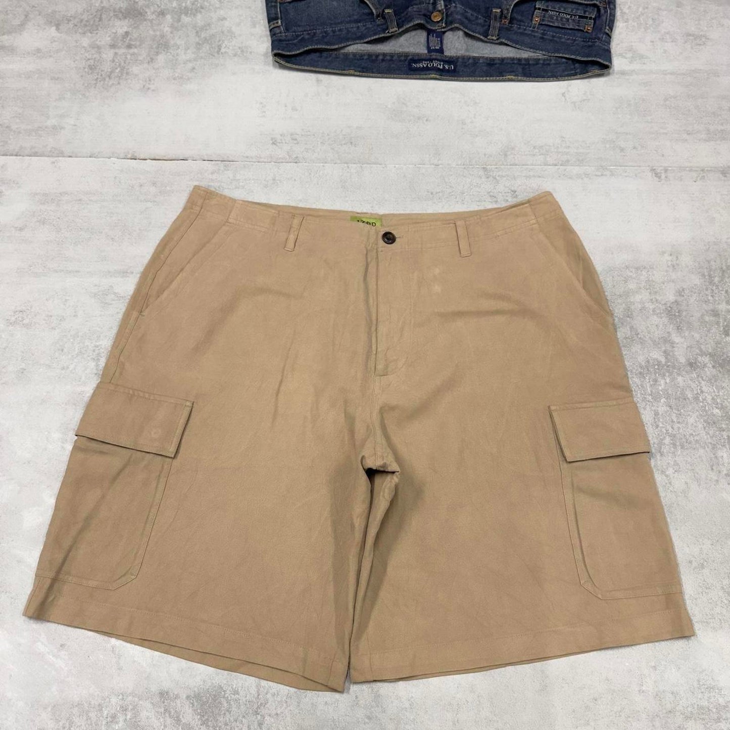 Baggy Tan IZOD cargo shorts W38