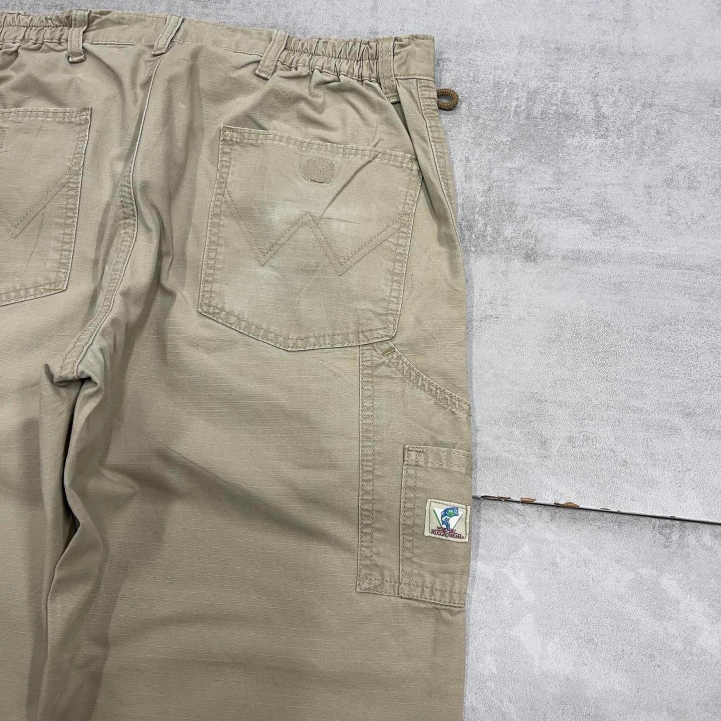 Wrangler carpenter trousers W32L30 beige skater style cargos