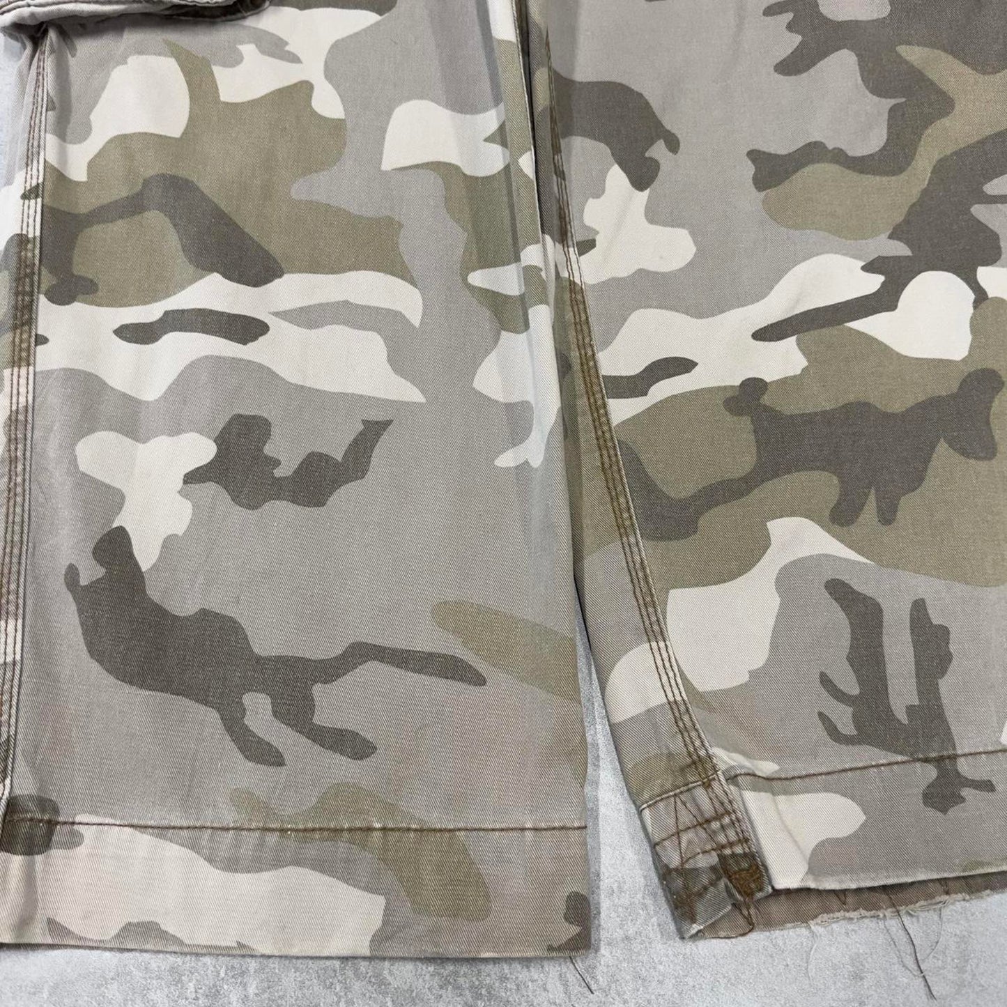Baggy camo No Boundaries cargo pants W36L28 khaki grey camouflage loose y2k style cargos utility