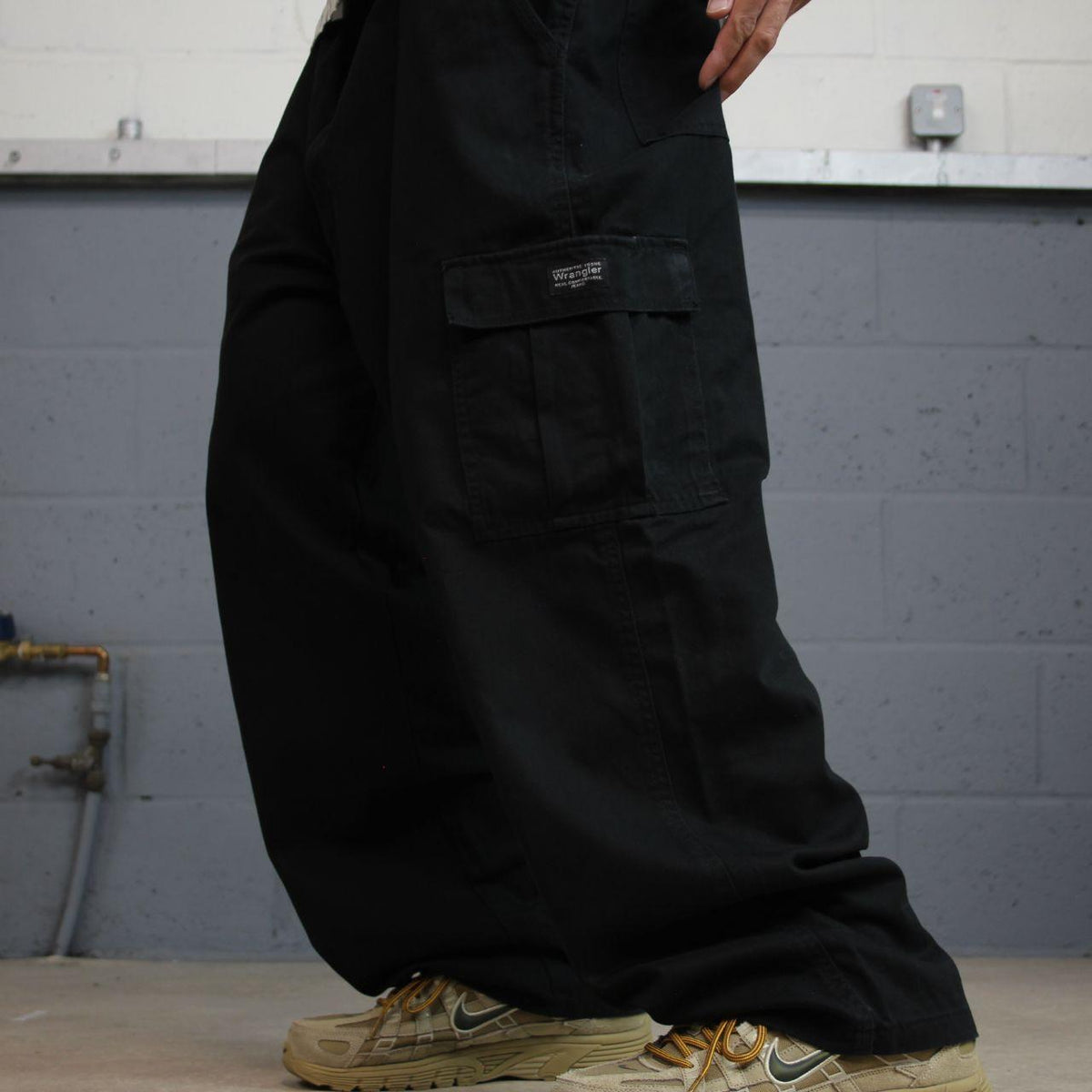 Baggy Wrangler cargo pants y2k black Loose leg 2000s style skater work pants