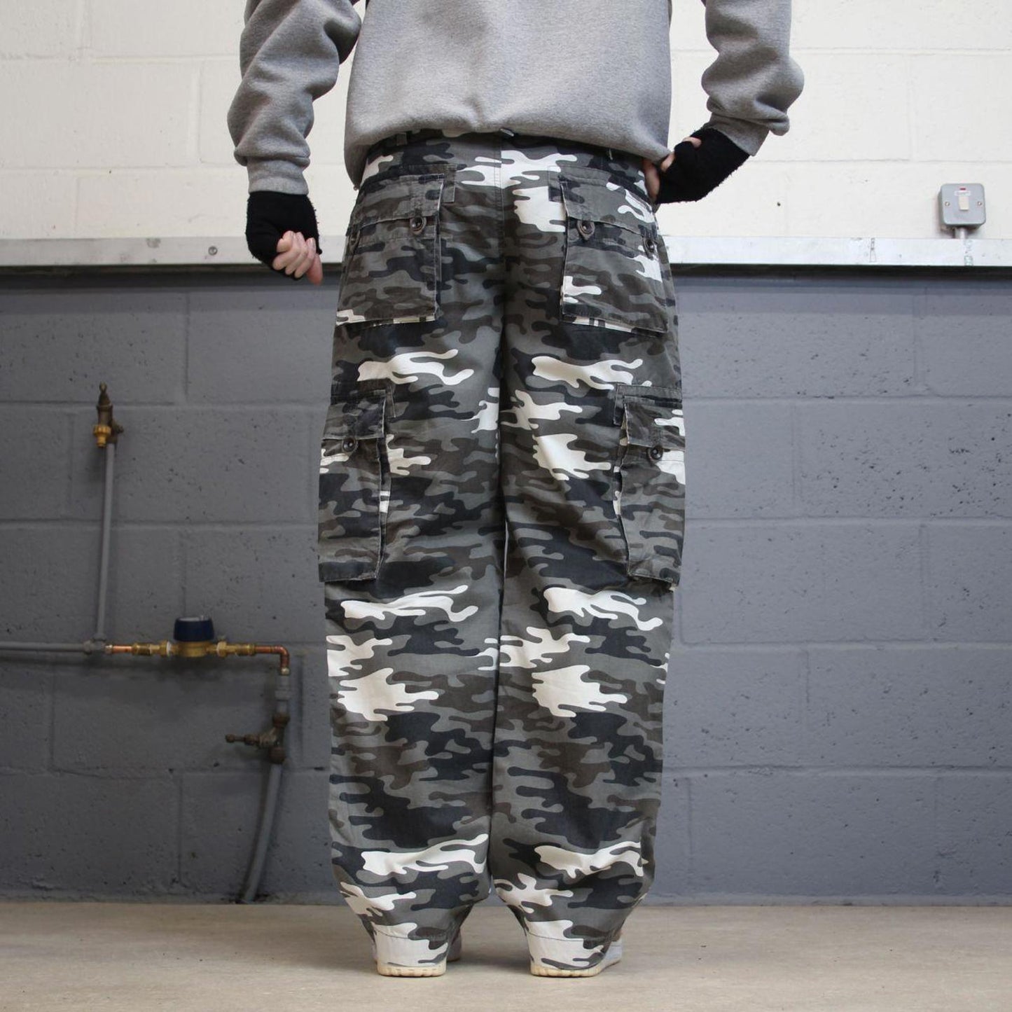 Camo cargo pants loose W32L31 khaki grey camouflage y2k style cargo trousers