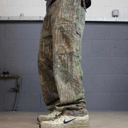 Cabela's Realtree camo cargo pants Y2K khaki camouflage pattern outdoors hunting utility trousers