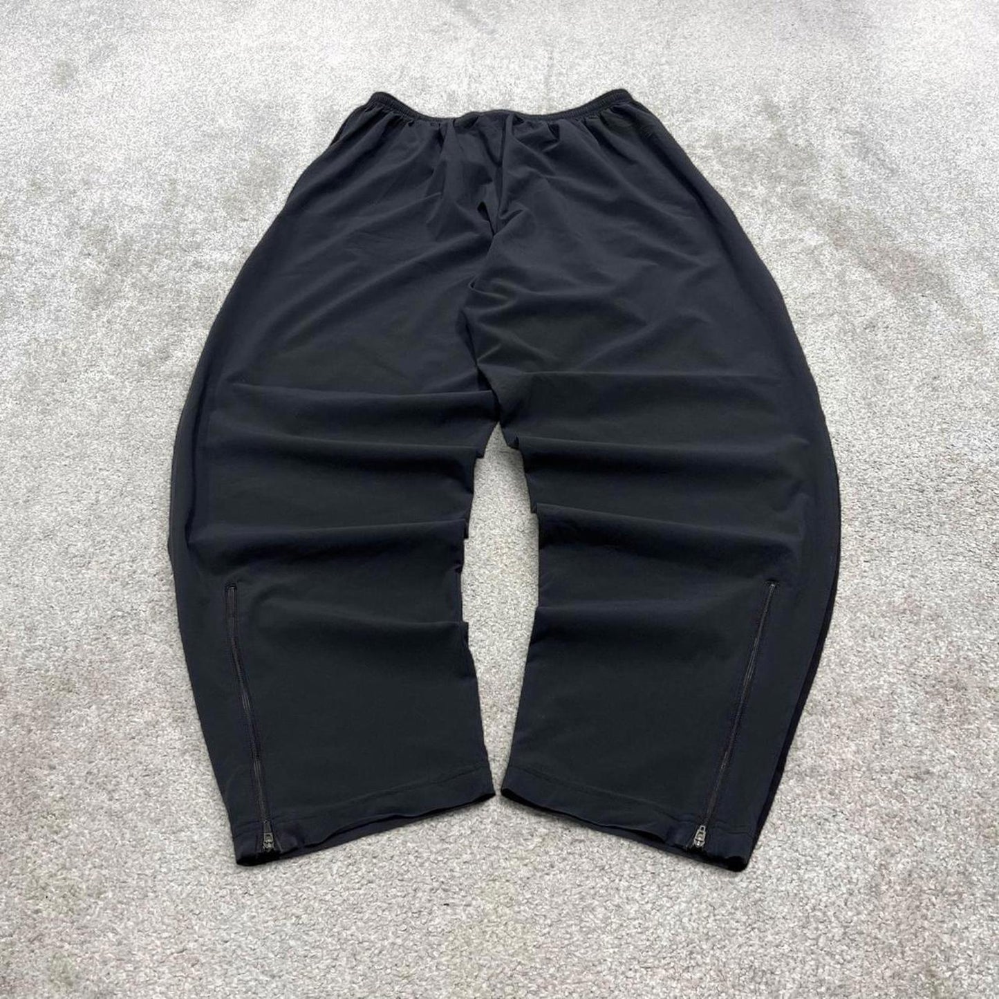 Black Nike trackies XL loose y2k style joggers print Swoosh logo track pants side stripes