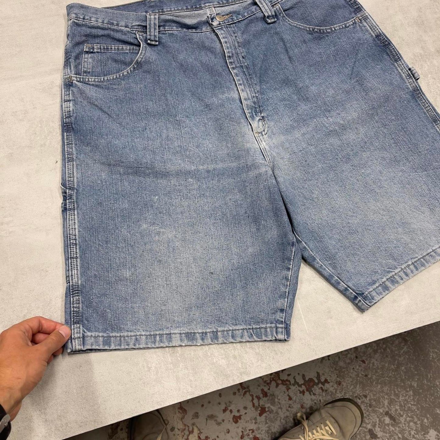 Mens baggy Wrangler carpenter jorts W40
